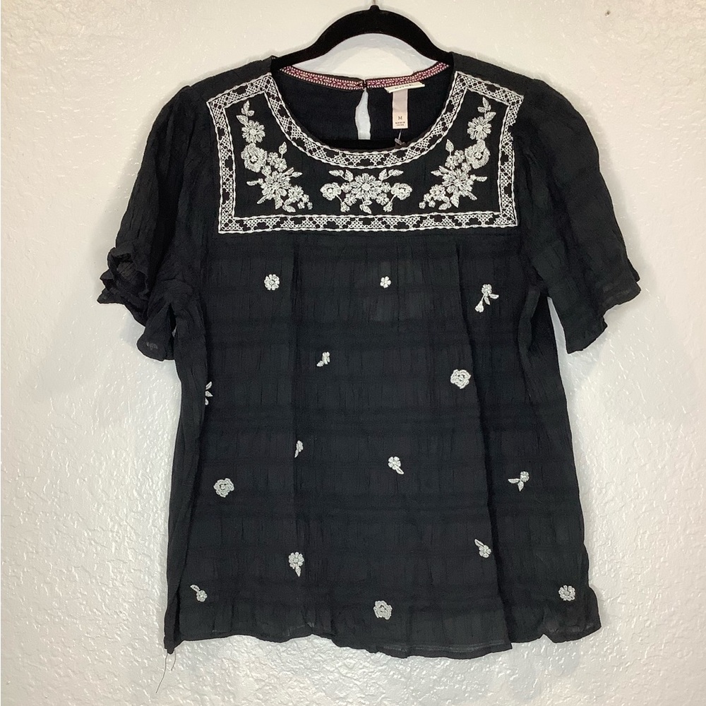 NWT Black Embroidered Bohemian Style Ladies Top Size Medium
